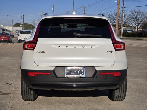 Used 2024 Volvo XC40 B5 Core image 8
