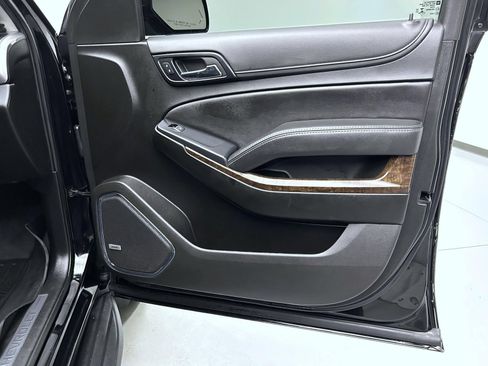Used 2019 Chevrolet Suburban LT w/ Luxury Package AWD/4WD image 16
