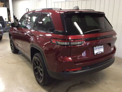 Used 2024 Jeep Grand Cherokee Altitude image 3