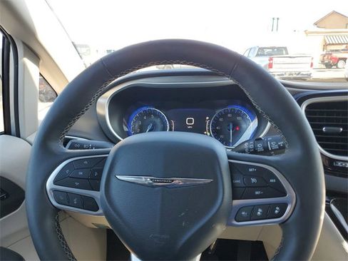 Used 2024 Chrysler Pacifica Touring-L image 11