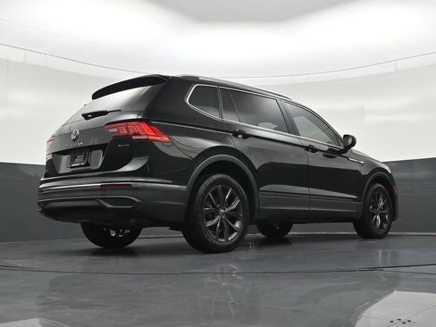 Used 2022 Volkswagen Tiguan SE w/ Panoramic Sunroof Package AWD/4WD image 26