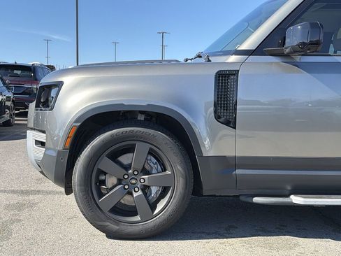 Used 2023 Land Rover Defender 110 SE image 9