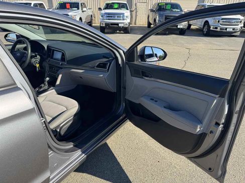 Used 2017 Hyundai Elantra SE image 16