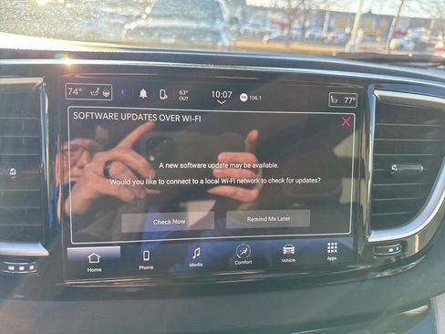 Used 2024 Chrysler Pacifica Touring-L FWD image 10