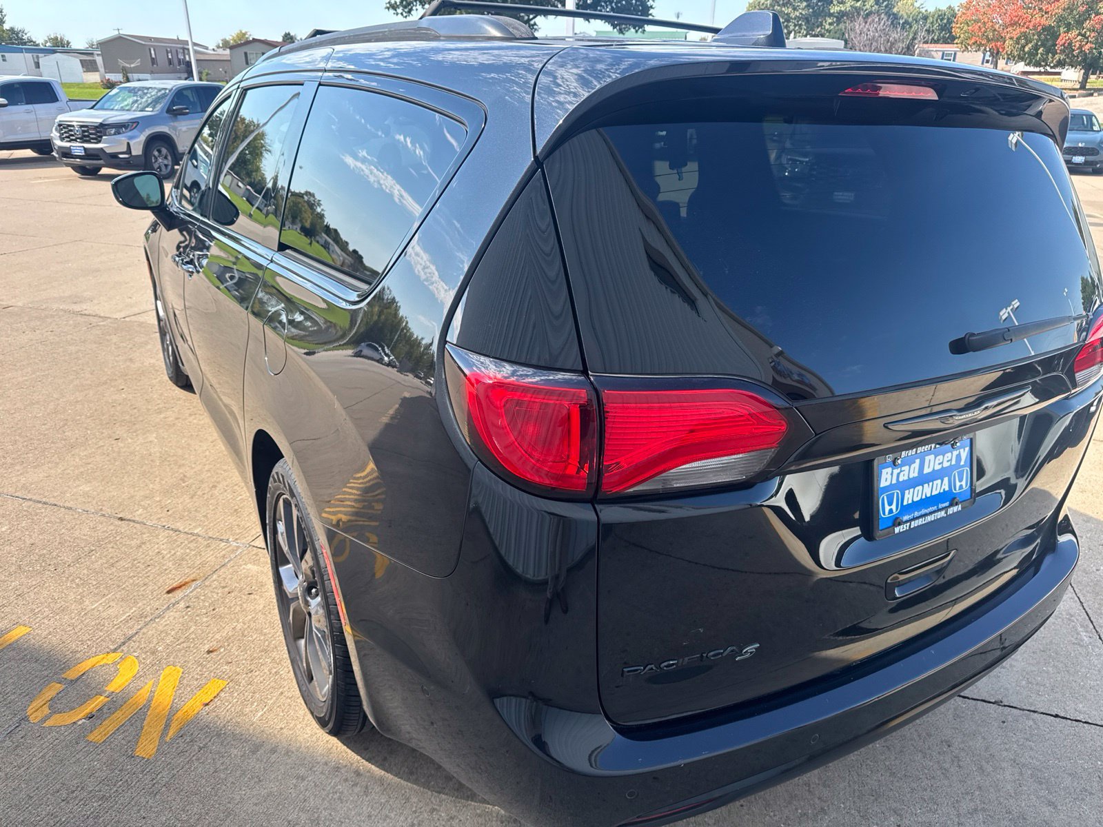 Used 2019 Chrysler Pacifica Touring Plus w/ Advanced Safetytec Group FWD image 6