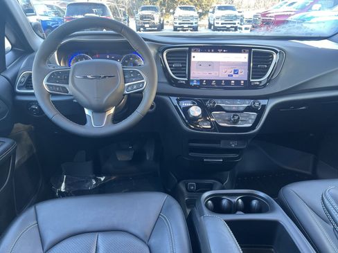 Used 2026 Chrysler Pacifica Select image 9