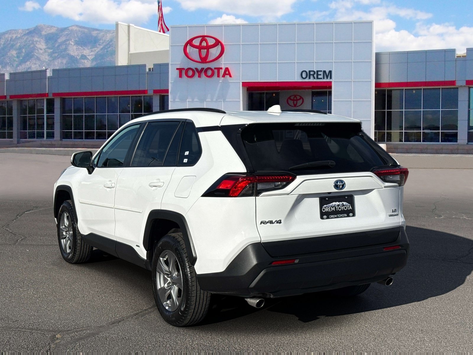 Used 2024 Toyota RAV4 LE AWD/4WD image 5