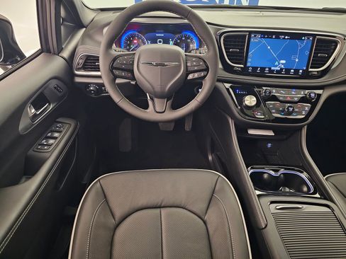 New 2026 Chrysler Pacifica Limited image 16
