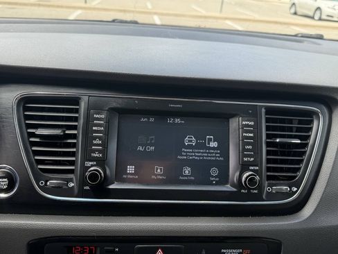 Used 2017 Kia Sedona LX w/ LX Essentials Premium Package FWD image 16