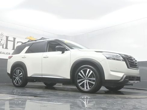 Used 2023 Nissan Pathfinder Platinum image 2