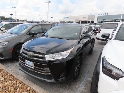 Used 2019 Toyota Highlander LE FWD image 2