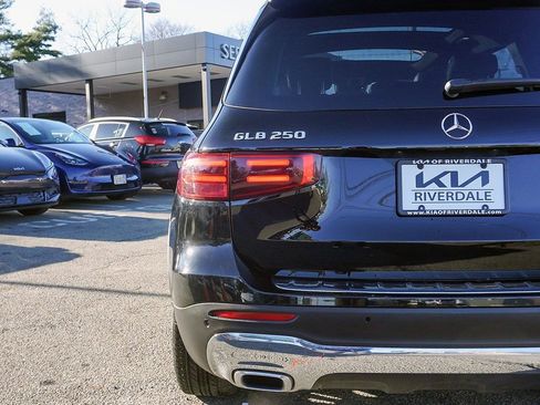 Used 2025 Mercedes-Benz GLB 250 4MATIC image 13