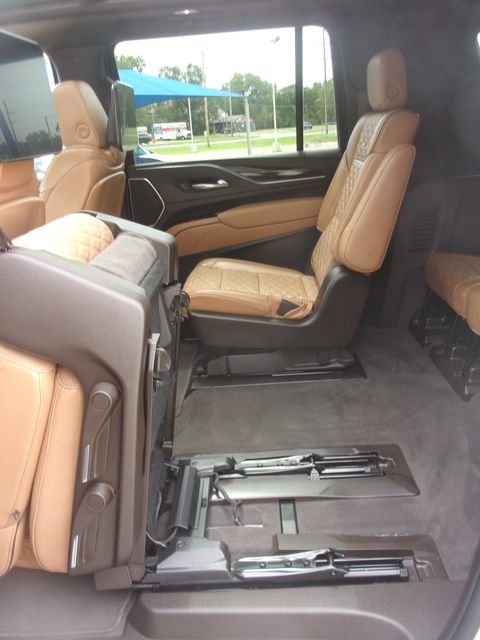 Used 2023 Cadillac Escalade ESV Premium Luxury w/ Performance Package AWD/4WD image 32