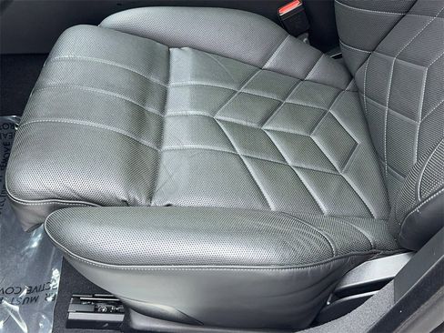 Used 2025 BMW 740i image 38