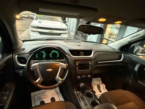 Used 2017 Chevrolet Traverse LT image 8