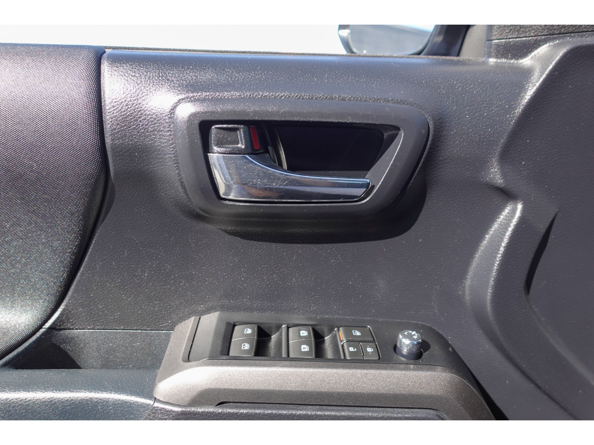 Used 2018 Toyota Tacoma TRD Off-Road w/ Technology Package AWD/4WD image 12