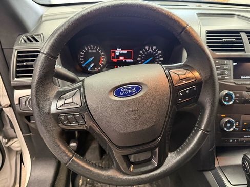 Used 2018 Ford Explorer XLT image 13