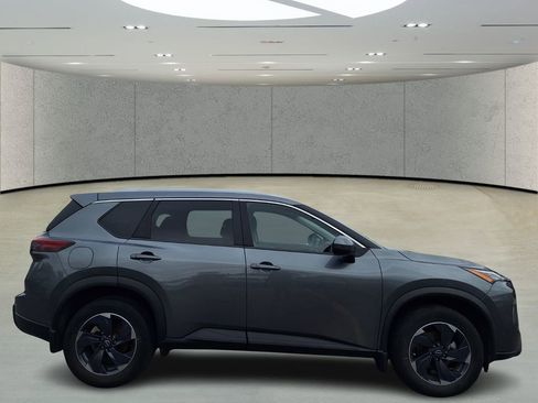 Used 2024 Nissan Rogue SV w/ SV Premium Package image 5