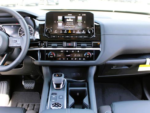 Used 2025 Nissan Pathfinder SL AWD/4WD image 19