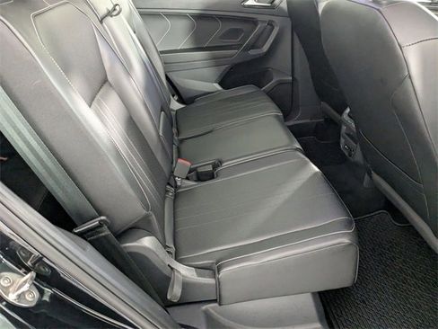 Used 2022 Volkswagen Tiguan SE image 32