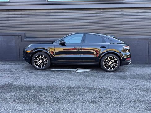Certified 2025 Porsche Cayenne Coupe image 2