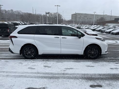Used 2025 Toyota Sienna XSE image 7