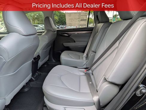Used 2026 Toyota Highlander Limited AWD/4WD image 15
