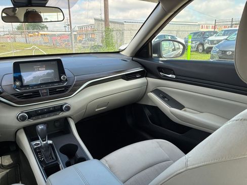 Used 2025 Nissan Altima 2.5 SV FWD image 30