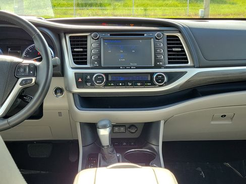 Used 2018 Toyota Highlander Limited AWD/4WD image 17