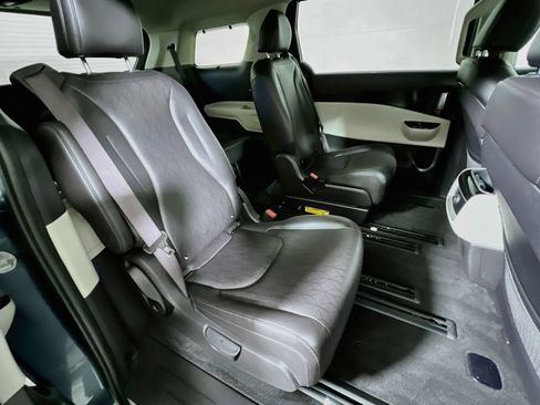 Used 2024 Kia Carnival EX FWD image 26