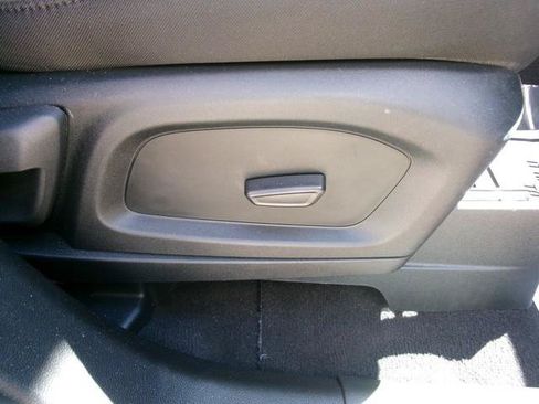 Used 2023 Ford Explorer XLT AWD/4WD image 32