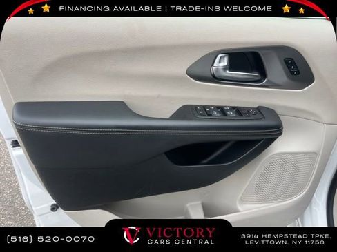 Used 2023 Chrysler Pacifica Touring-L image 13