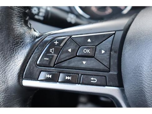 Used 2017 Nissan Rogue SV AWD/4WD image 13