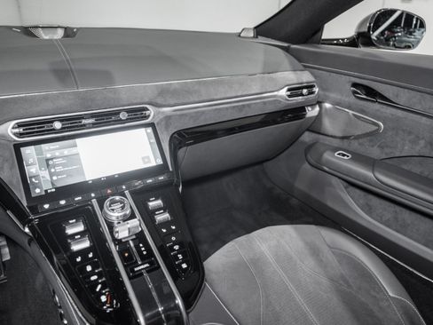 Used 2025 Aston Martin V8 Vantage Coupe RWD image 18
