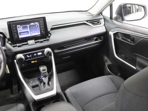 Used 2021 Toyota RAV4 LE image 19