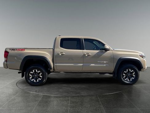 Used 2016 Toyota Tacoma TRD Off-Road AWD/4WD image 11