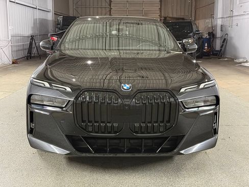 Used 2023 BMW i7 xDrive60 AWD/4WD image 3