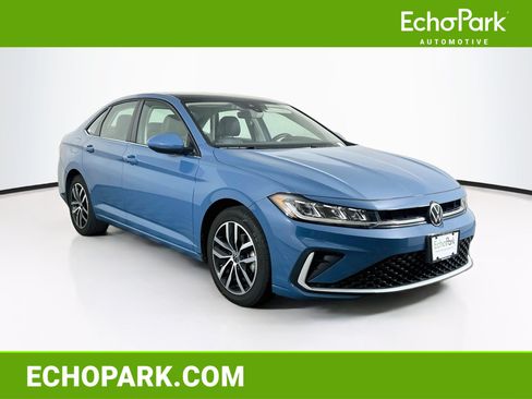Used 2025 Volkswagen Jetta SE FWD image 1