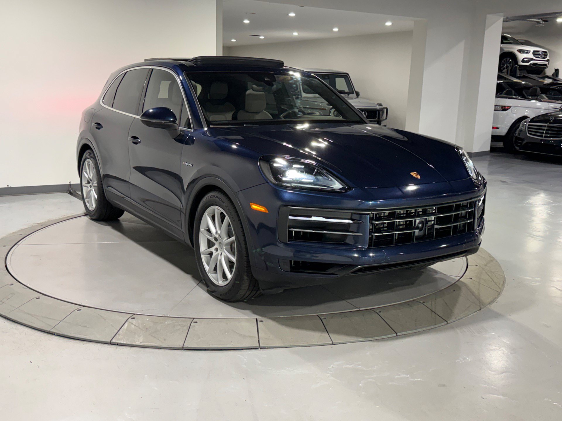 Used 2024 Porsche Cayenne AWD/4WD image 5