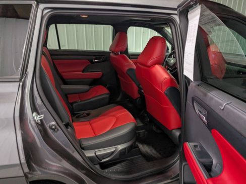 Used 2025 Toyota Highlander XSE image 29