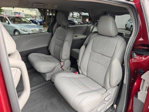 Used 2017 Toyota Sienna XLE w/ XLE Navigation Package FWD image 40