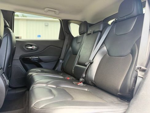Used 2021 Jeep Cherokee Latitude Plus AWD/4WD image 21