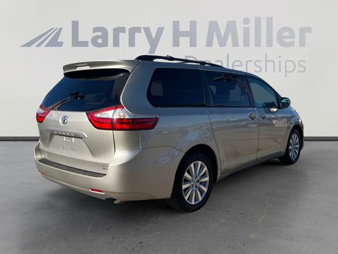 Used 2017 Toyota Sienna LE image 5