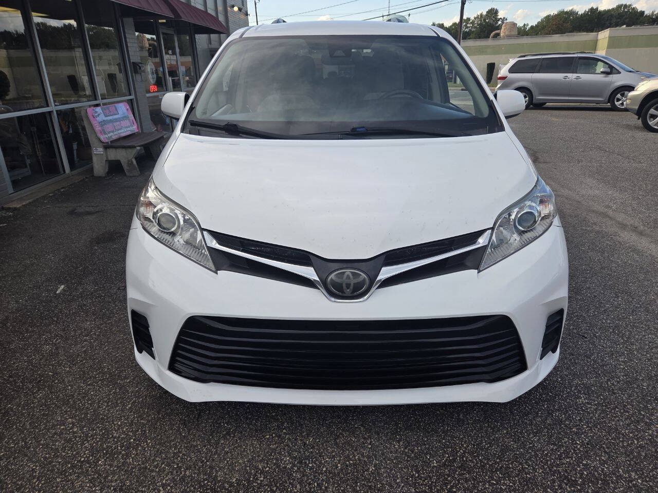 Used 2018 Toyota Sienna LE FWD image 3