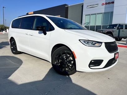 New 2026 Chrysler Pacifica Select w/ S Appearance Package