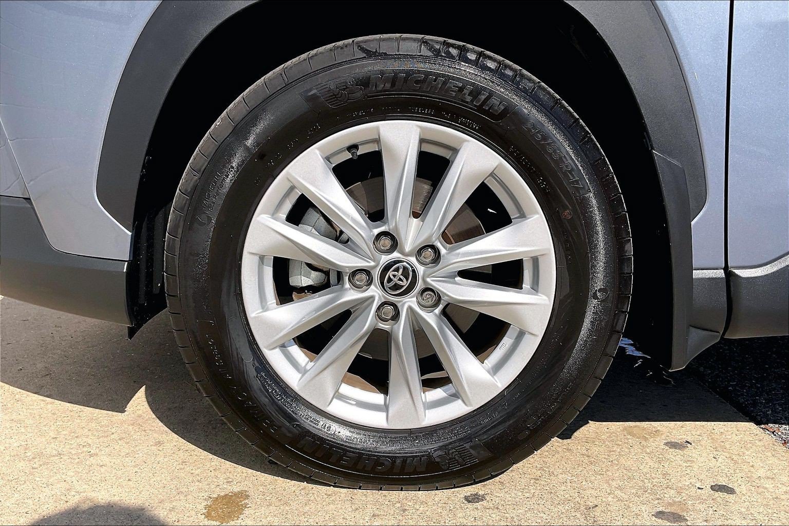 Used 2025 Toyota Corolla Cross LE AWD/4WD image 11