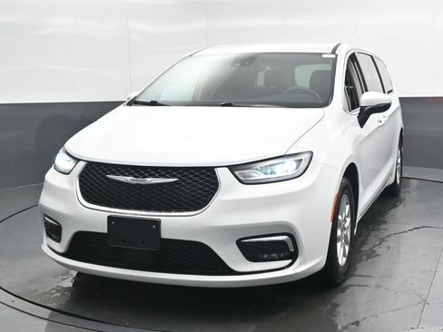 Used 2023 Chrysler Pacifica Touring-L FWD image 6