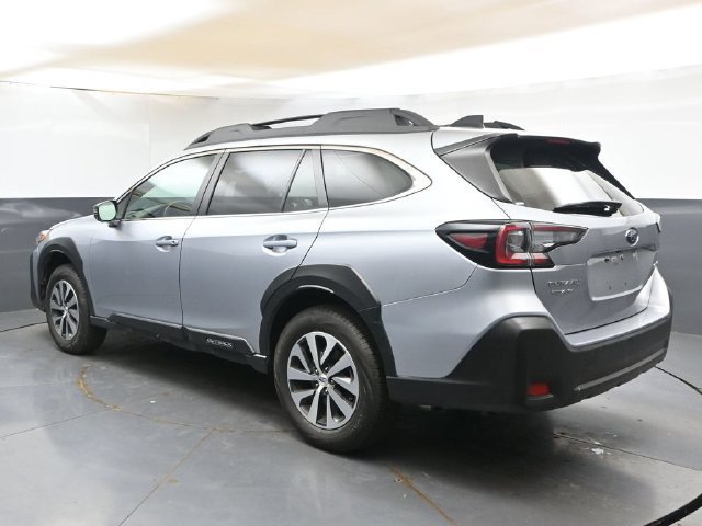 Used 2025 Subaru Outback Premium AWD/4WD image 3