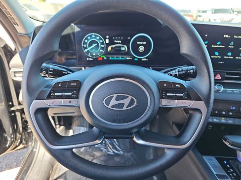 Used 2024 Hyundai Elantra Blue image 21