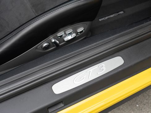 Used 2018 Porsche 911 GT3 w/ Sport Chrono Package image 32